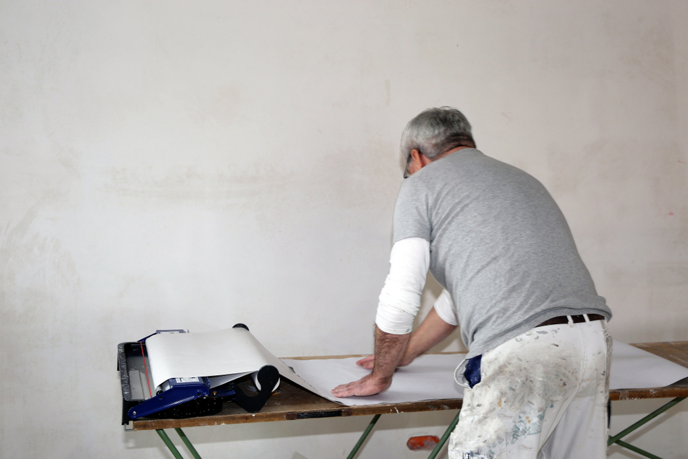 Renovlies aanbrengen in Leeuwarden. Ontdek de materialen en beste techniek om te behangen met renovlies behang.